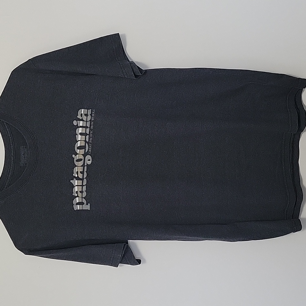 Men's Size Medium Patagonia Tee Charcoal Gray With Logo